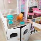 Casuta pentru papusi uriasa Grand Country Estate 2 KidKraft cu sunete si lumini cu 150 cm latime si 135 cm inaltime
