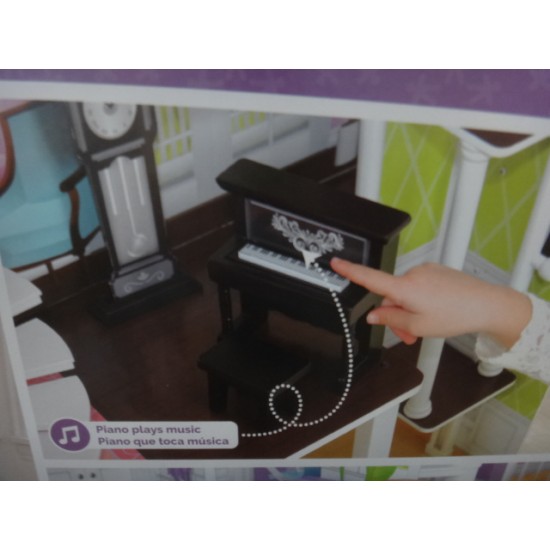Casuta pentru papusi uriasa Grand Country Estate 2 KidKraft cu sunete si lumini cu 150 cm latime si 135 cm inaltime