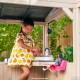 Casuta de Joaca Barbie SeaSide din lemn de cedru pentu copii - Casa  La Mare - Kidkraft cu bucatarie si accesorii 