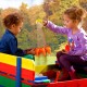 Spatiu de joaca cu nisip cu Bancute colorate - Lada cu nisip din lemn pentru gradina Axi