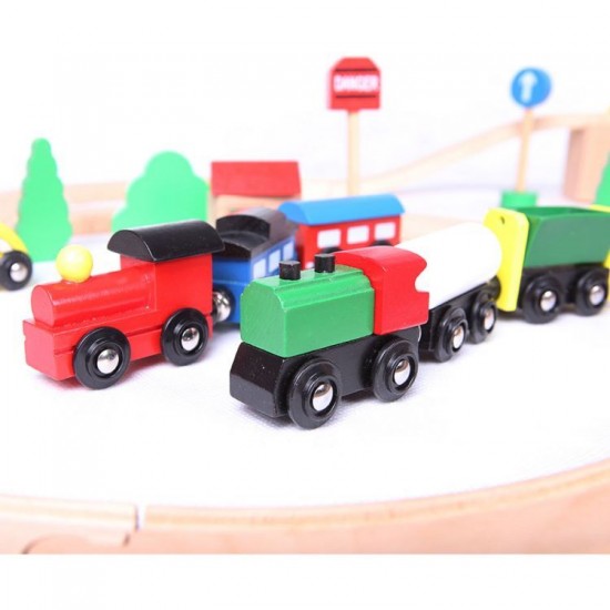 Set trenulet cu Locomotiva Albastara Electrica cu Baterii si sine din lemn 